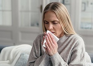 Frau mit Taschentuch